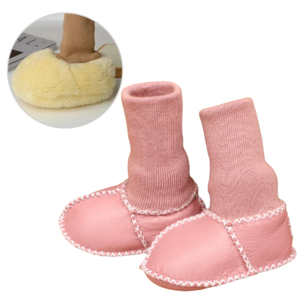 MiniKicks warme en knusse baby slofjes – zachte, gevoerde stof en comfortabele pasvorm voor kleine voetjes.
