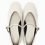 Witte Stijlvolle ballerina’s voor dames met een bandje over de voet en een trendy vierkante neus, perfect voor zowel casual als chique looks.