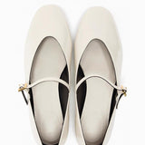 Witte Stijlvolle ballerina’s voor dames met een bandje over de voet en een trendy vierkante neus, perfect voor zowel casual als chique looks.