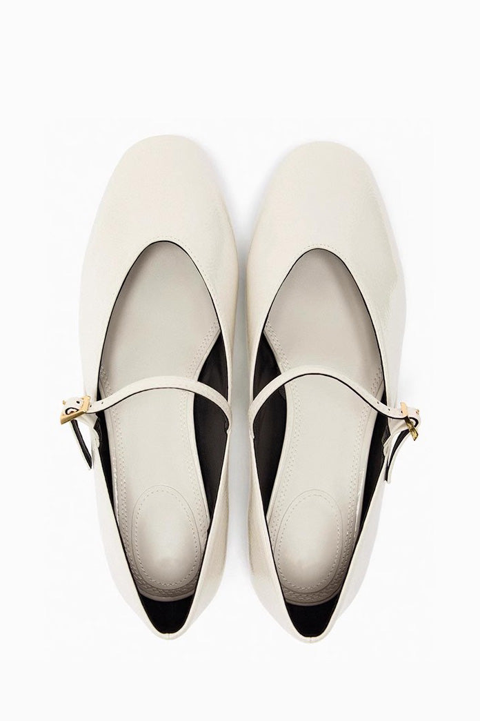 Witte Stijlvolle ballerina’s voor dames met een bandje over de voet en een trendy vierkante neus, perfect voor zowel casual als chique looks.