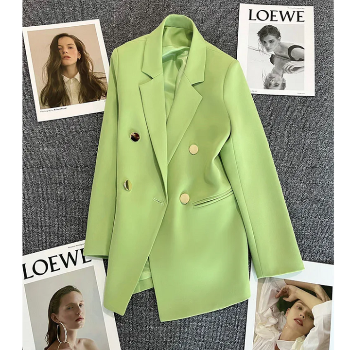 Yara – Lange dames blazer met knoopsluiting, stijlvolle en professionele uitstraling, ideaal voor kantoor, formele events of een modieuze streetstyle look.