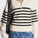 Damestrui met halve rits en wijde kraag, vervaardigd uit een zachte gebreide stof – ideaal voor een casual en comfortabele look.