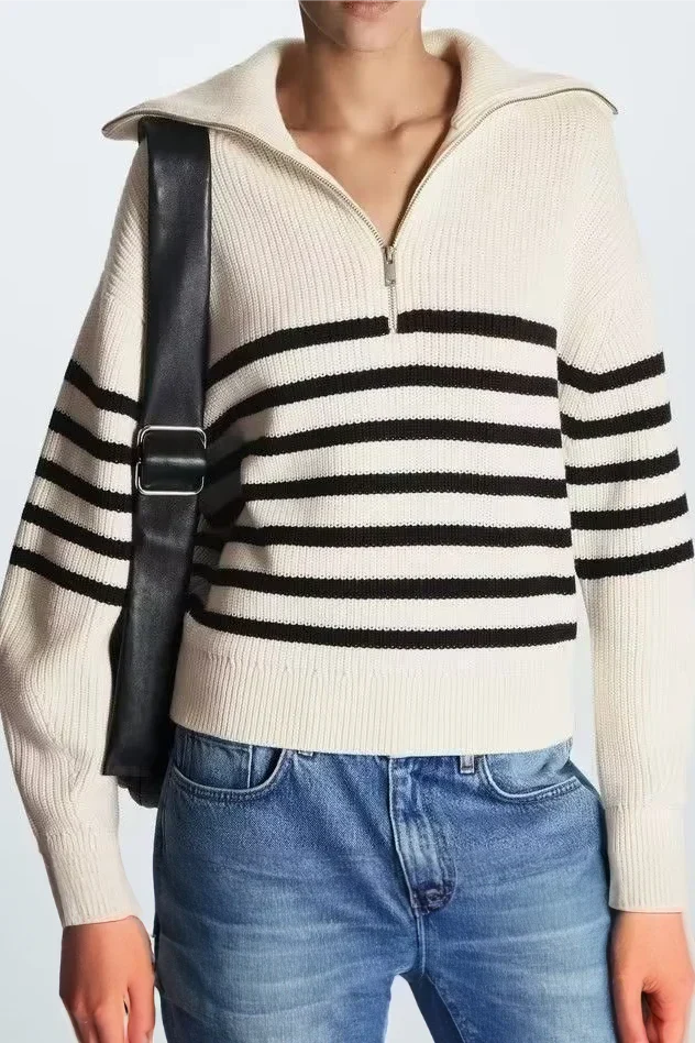 Damestrui met halve rits en wijde kraag, vervaardigd uit een zachte gebreide stof – ideaal voor een casual en comfortabele look.