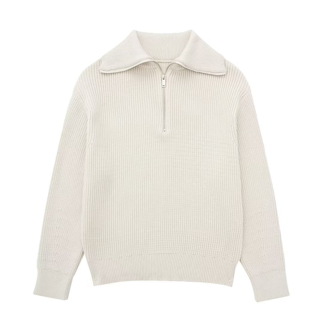 Damestrui met halve rits en wijde kraag, vervaardigd uit een zachte gebreide stof – ideaal voor een casual en comfortabele look.