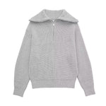 Damestrui met halve rits en wijde kraag, vervaardigd uit een zachte gebreide stof – ideaal voor een casual en comfortabele look.