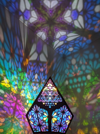 Artglow - Diamanten Boheemse Kleuren Lamp – Een schitterende lamp met een bohemien design en diamanten kleuren die elke ruimte verlicht met een kleurrijke en sfeervolle gloed.