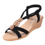Sleehaksandalen met pareldetails en klaverdesign – elegante pasvorm, comfortabele hak en stijlvolle zomerse look.