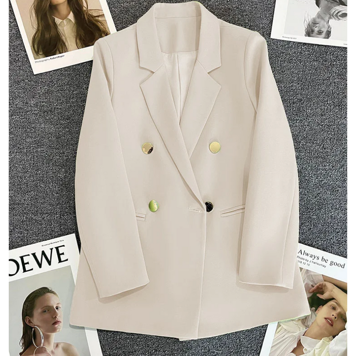 Yara – Lange dames blazer met knoopsluiting, stijlvolle en professionele uitstraling, ideaal voor kantoor, formele events of een modieuze streetstyle look.