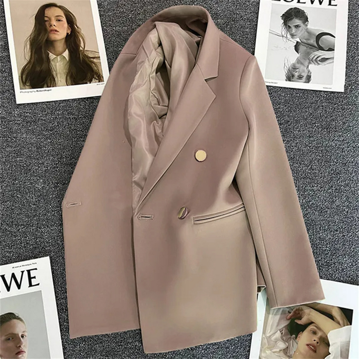 Yara – Lange dames blazer met knoopsluiting, stijlvolle en professionele uitstraling, ideaal voor kantoor, formele events of een modieuze streetstyle look.