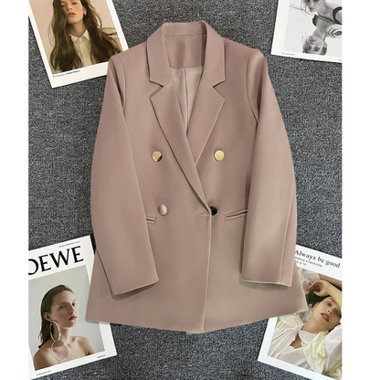 Yara – Lange dames blazer met knoopsluiting, stijlvolle en professionele uitstraling, ideaal voor kantoor, formele events of een modieuze streetstyle look.