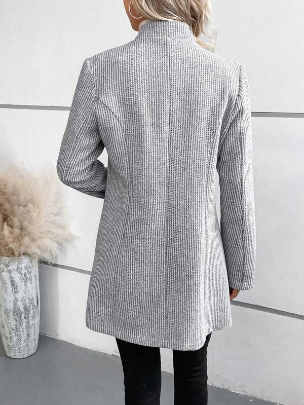 Klassieke halflange jas voor dames – elegant en tijdloos ontwerp met zachte voering, perfecte pasvorm en stijlvolle afwerking voor dagelijks comfort.