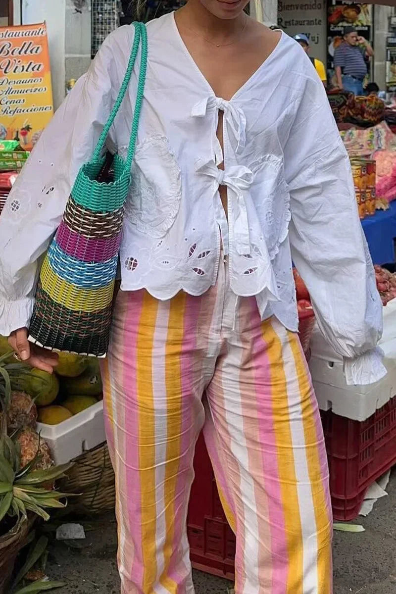 Dames top met elegante pofmouwen en verfijnde lintsluiting voor een vrouwelijke look.