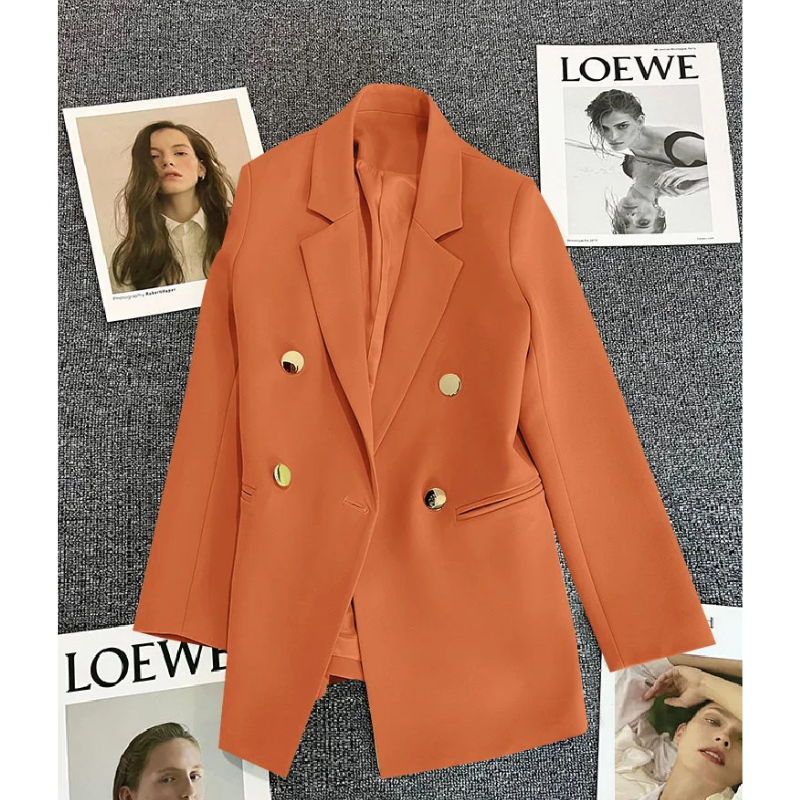 Yara – Lange dames blazer met knoopsluiting, stijlvolle en professionele uitstraling, ideaal voor kantoor, formele events of een modieuze streetstyle look.