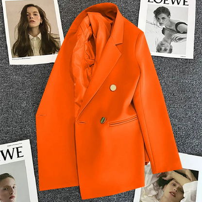 Yara – Lange dames blazer met knoopsluiting, stijlvolle en professionele uitstraling, ideaal voor kantoor, formele events of een modieuze streetstyle look.