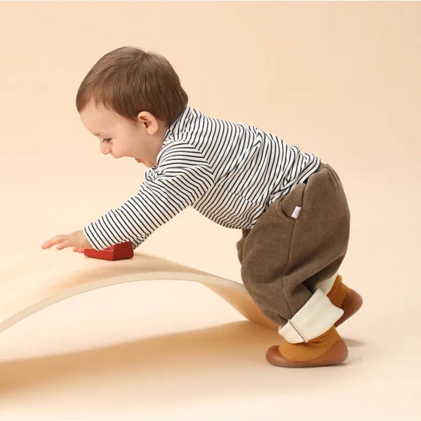 MiniKicks anti-slip peuter sokschoenen – zachte, rekbare stof met gripzool voor optimale veiligheid en comfort tijdens het spelen.