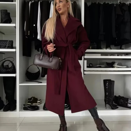 Chique dames trenchcoat met ceintuur en klassieke kraag – perfect voor een elegante voorjaarslook.