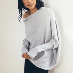 Elegante off-shoulder damestrui in een zachte stof, met lange mouwen en een flatterende pasvorm – ideaal voor een stijlvolle en vrouwelijke look.