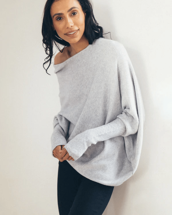 Elegante off-shoulder damestrui in een zachte stof, met lange mouwen en een flatterende pasvorm – ideaal voor een stijlvolle en vrouwelijke look.