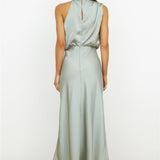 Elegante Maxi Jurk met Hoge Hals en Gedrapeerd Design