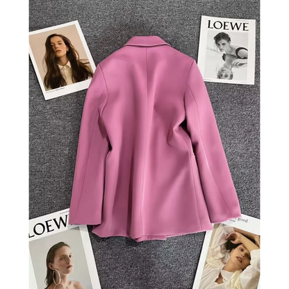 Yara – Lange dames blazer met knoopsluiting, stijlvolle en professionele uitstraling, ideaal voor kantoor, formele events of een modieuze streetstyle look.