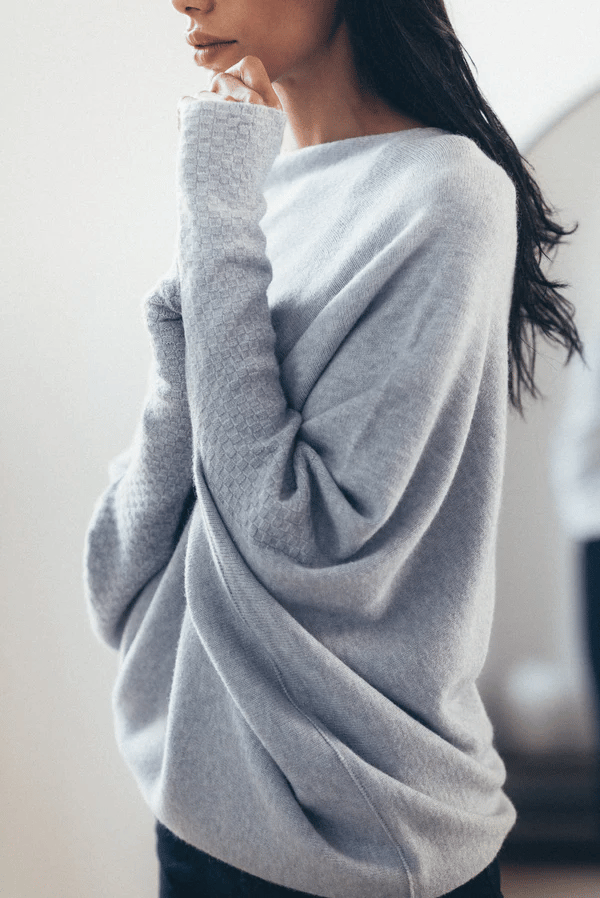 Elegante off-shoulder damestrui in een zachte stof, met lange mouwen en een flatterende pasvorm – ideaal voor een stijlvolle en vrouwelijke look.