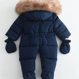 CozyBaby luxe winterjas jumpsuit met capuchon, gemaakt van zachte en warme stof – ideale comfortabele en beschermende outfit voor koude winterdagen.