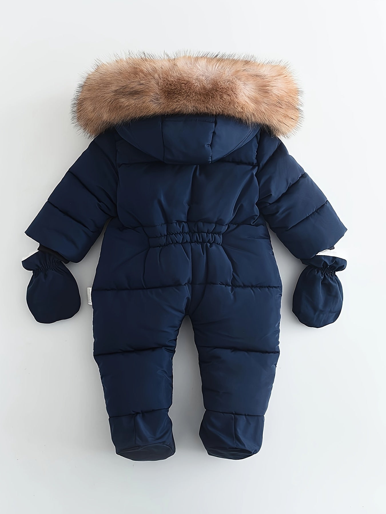 CozyBaby luxe winterjas jumpsuit met capuchon, gemaakt van zachte en warme stof – ideale comfortabele en beschermende outfit voor koude winterdagen.