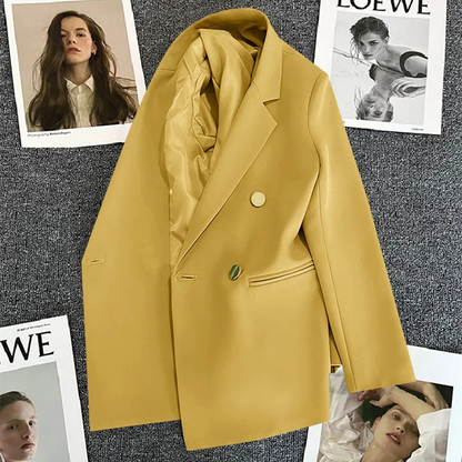 Yara – Lange dames blazer met knoopsluiting, stijlvolle en professionele uitstraling, ideaal voor kantoor, formele events of een modieuze streetstyle look.