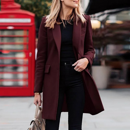 Gabri elegante trenchcoat voor dames met enkelgeknoopte sluiting, klassieke snit en stijlvolle pasvorm.