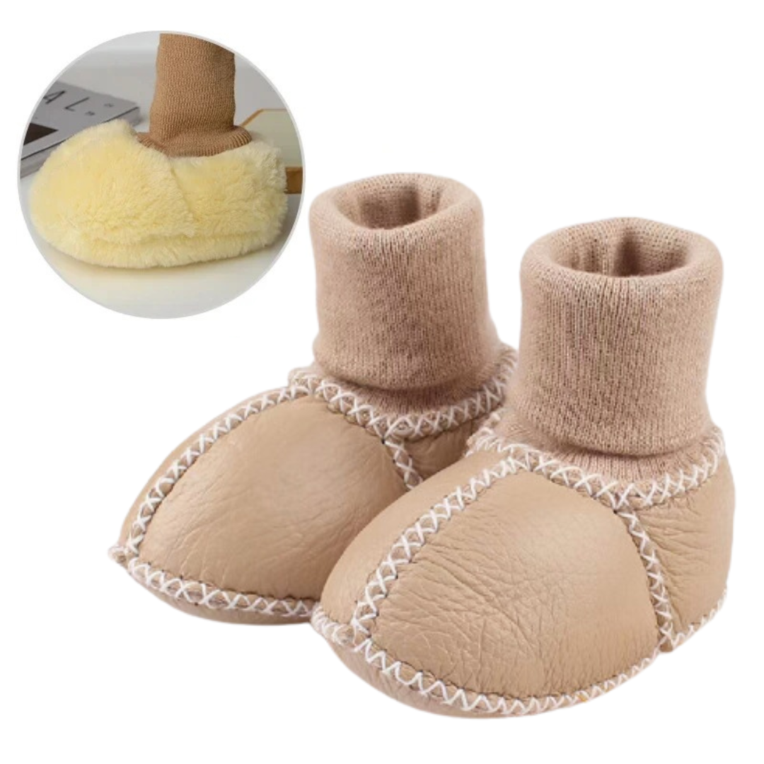 MiniKicks warme en knusse baby slofjes – zachte, gevoerde stof en comfortabele pasvorm voor kleine voetjes.