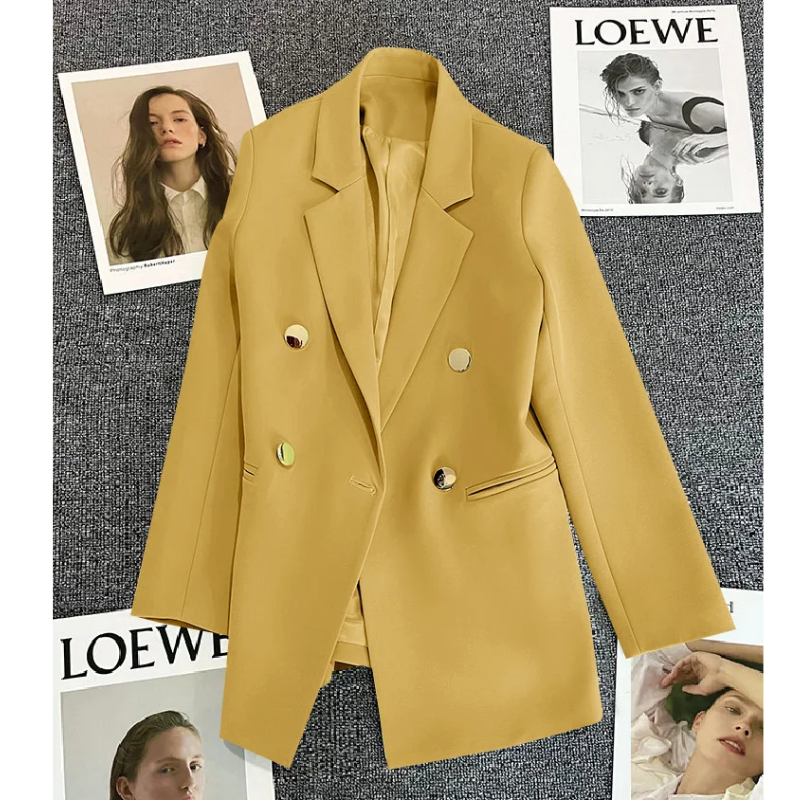 Yara – Lange dames blazer met knoopsluiting, stijlvolle en professionele uitstraling, ideaal voor kantoor, formele events of een modieuze streetstyle look.