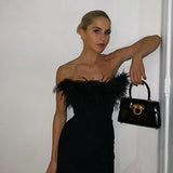 Mini Jurk met Veerafwerking en Off-Shoulder Halslijn