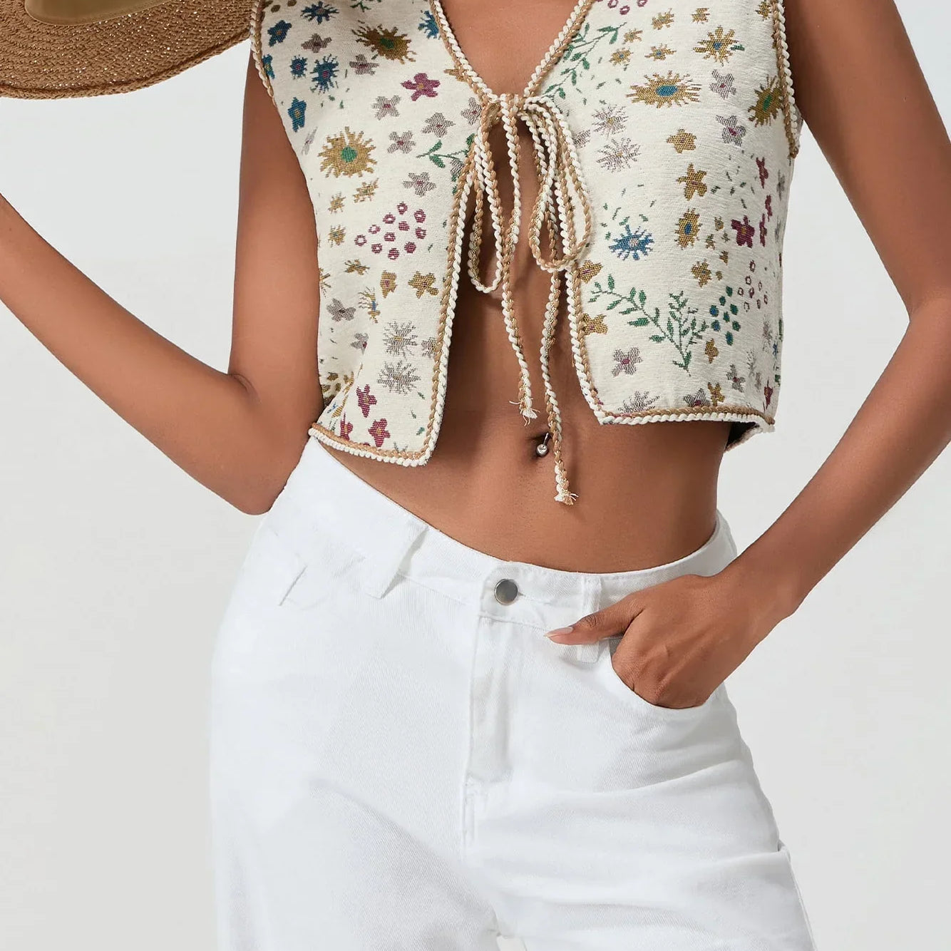 Kort damesgilet met bloemenprint en een striksluiting aan de voorkant, gemaakt van lichtgewicht stof voor een stijlvolle en vrouwelijke look.