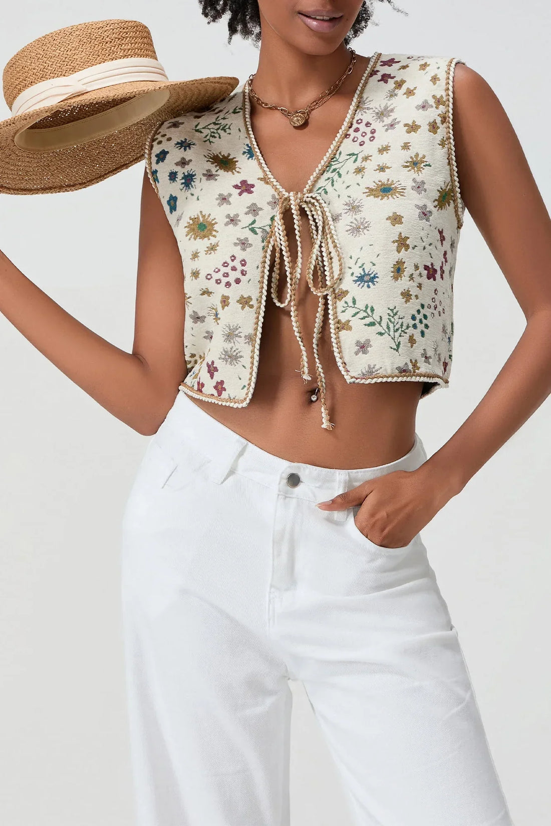Kort damesgilet met bloemenprint en een striksluiting aan de voorkant, gemaakt van lichtgewicht stof voor een stijlvolle en vrouwelijke look.
