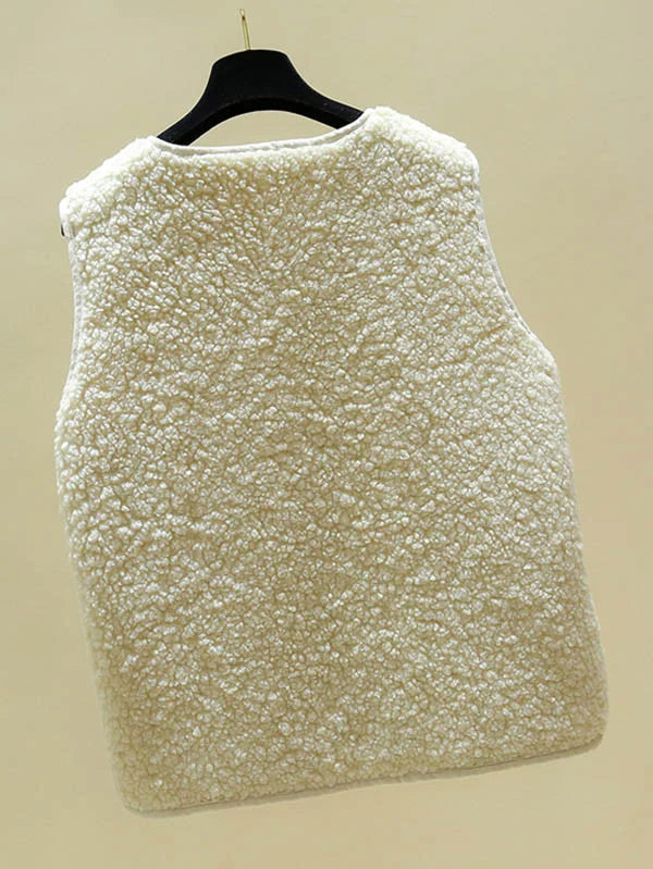 Dorien Lamswollen Vest – Luxe, zacht en warm vest van lamswol, perfect voor een elegante en comfortabele look tijdens koude dagen.