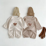BearHug gebreide trui en broek set met schattig berenmotief voor baby’s – warme, zachte en comfortabele outfit voor dagelijks gebruik en koude dagen.