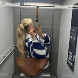 Gestreepte gebreide trui voor dames met een fijn breisel en klassieke strepen, perfect voor een casual en stijlvolle look.