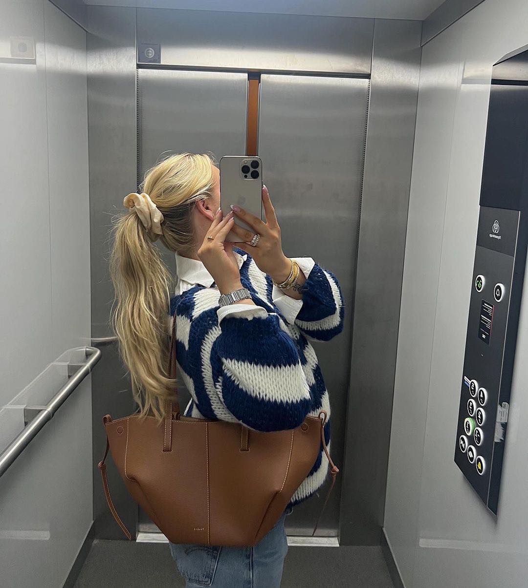 Gestreepte gebreide trui voor dames met een fijn breisel en klassieke strepen, perfect voor een casual en stijlvolle look.