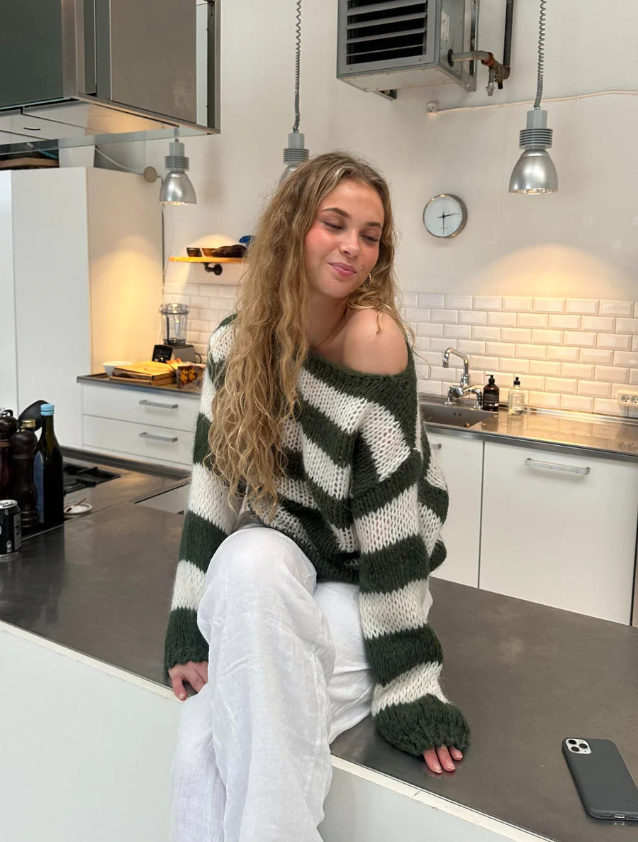 Gestreepte gebreide trui voor dames met een fijn breisel en klassieke strepen, perfect voor een casual en stijlvolle look.