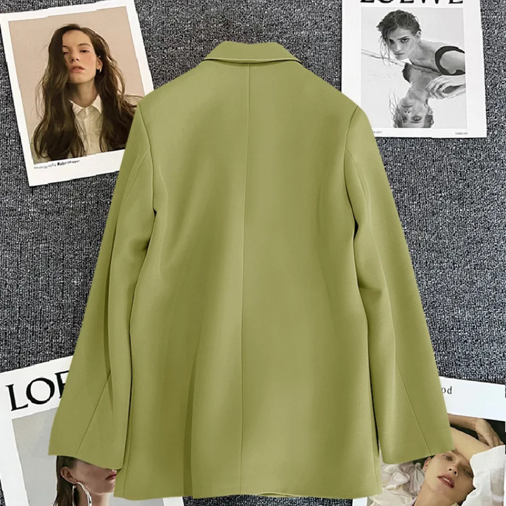 Yara – Lange dames blazer met knoopsluiting, stijlvolle en professionele uitstraling, ideaal voor kantoor, formele events of een modieuze streetstyle look.