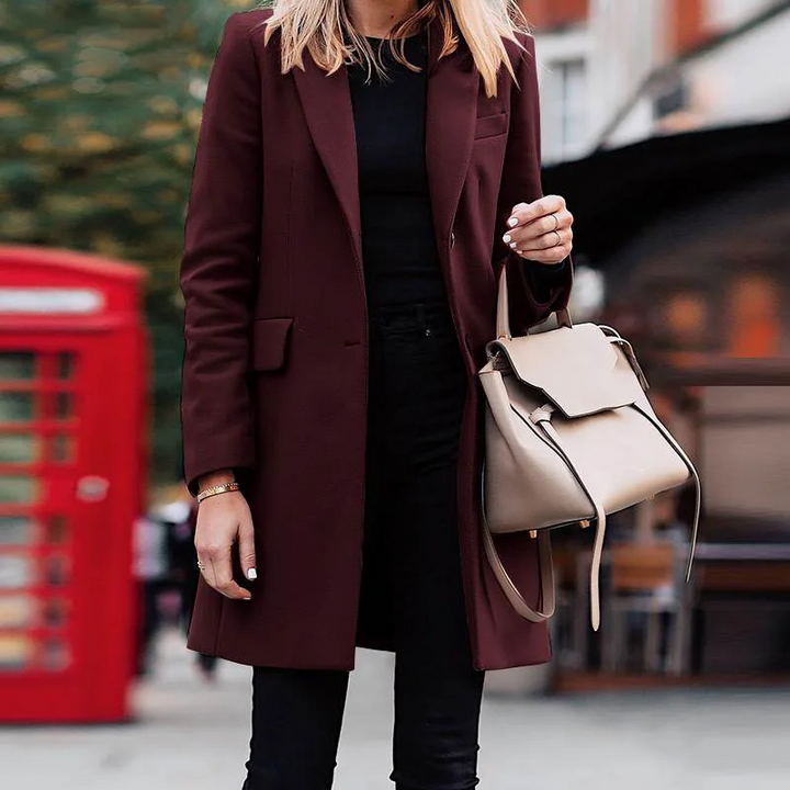 Gabri elegante trenchcoat voor dames met enkelgeknoopte sluiting, klassieke snit en stijlvolle pasvorm.