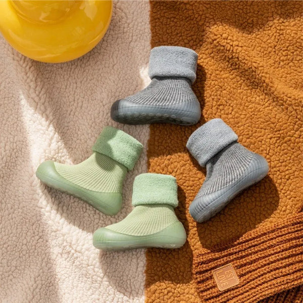 MiniKicks anti-slip peuter sokschoenen – zachte, rekbare stof met gripzool voor optimale veiligheid en comfort tijdens het spelen.