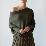Elegante off-shoulder damestrui in een zachte stof, met lange mouwen en een flatterende pasvorm – ideaal voor een stijlvolle en vrouwelijke look.