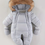 CozyBaby luxe winterjas jumpsuit met capuchon, gemaakt van zachte en warme stof – ideale comfortabele en beschermende outfit voor koude winterdagen.