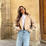 Stijlvolle korte trenchcoat voor dames met dubbele knopenrij en ceintuur – ideaal voor lente en herfst.