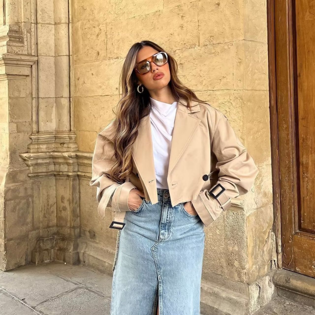 Stijlvolle korte trenchcoat voor dames met dubbele knopenrij en ceintuur – ideaal voor lente en herfst.