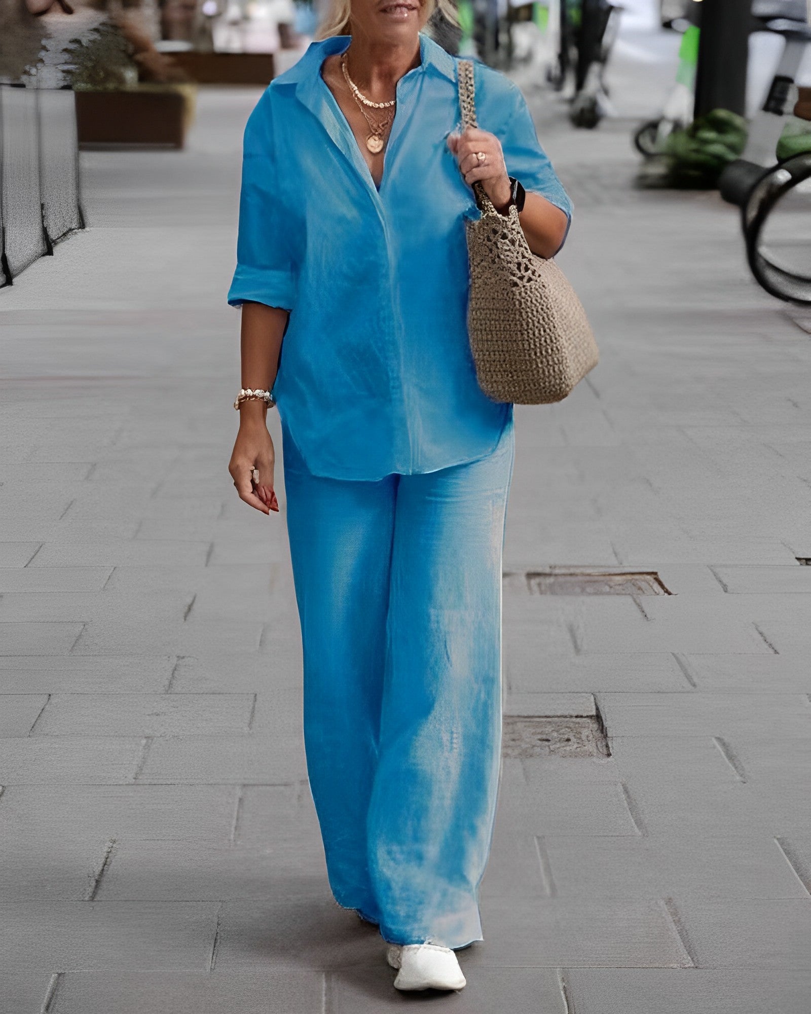 Stijlvolle 2-delige zomerset voor dames – Blauwe blouse en hoge taille broek. Perfect voor warme dagen, met een comfortabele en luchtige pasvorm voor een elegante en casual uitstraling. Ideaal voor zowel dagelijks gebruik als vakantie.