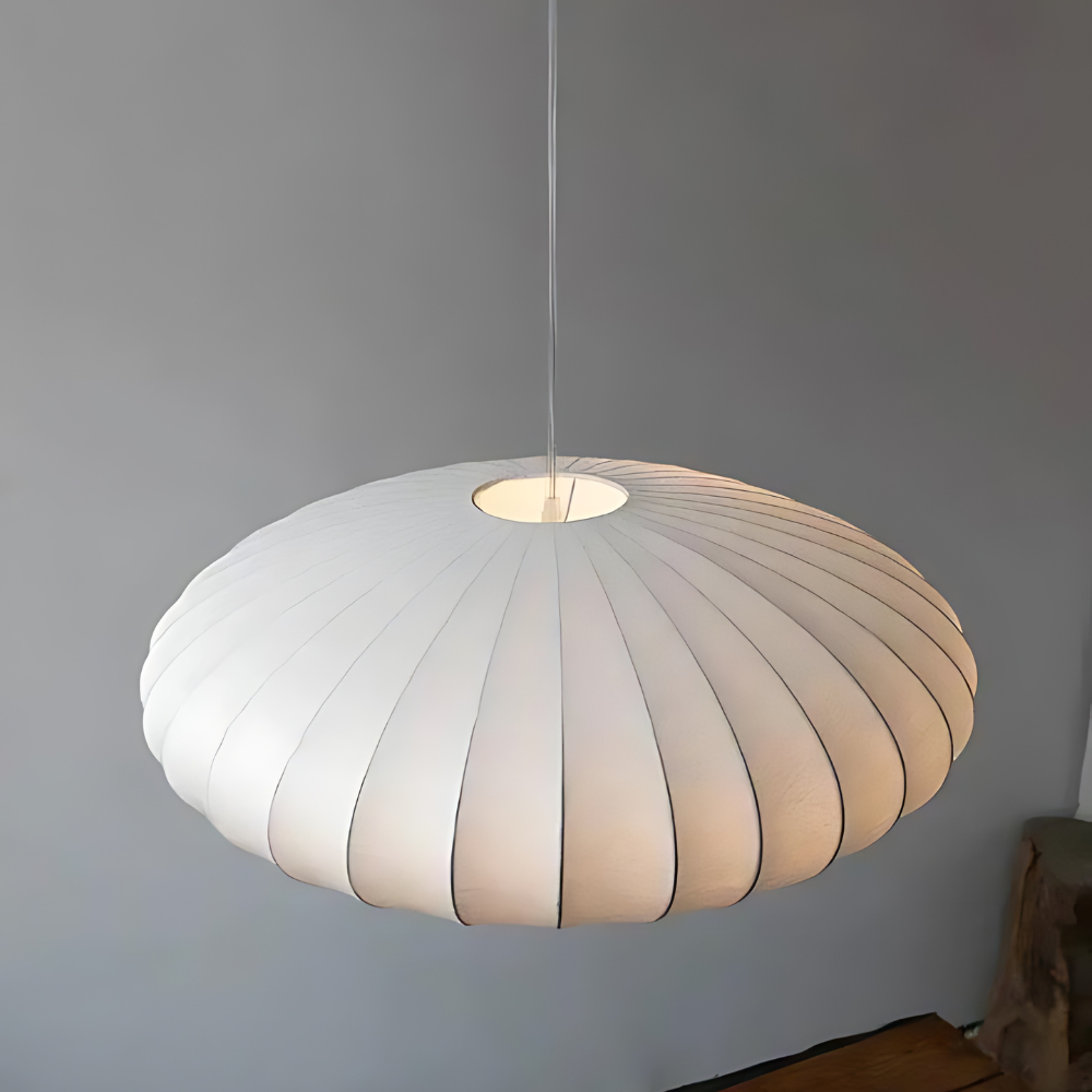 Solenne lamp – elegante verlichting met warme lichtval en chique ontwerp, creëert een sfeervolle ambiance voor woon- en slaapkamer.