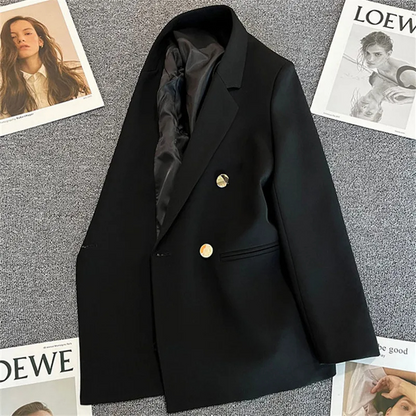 Yara – Lange dames blazer met knoopsluiting, stijlvolle en professionele uitstraling, ideaal voor kantoor, formele events of een modieuze streetstyle look.
