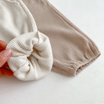 BearHug gebreide trui en broek set met schattig berenmotief voor baby’s – warme, zachte en comfortabele outfit voor dagelijks gebruik en koude dagen.